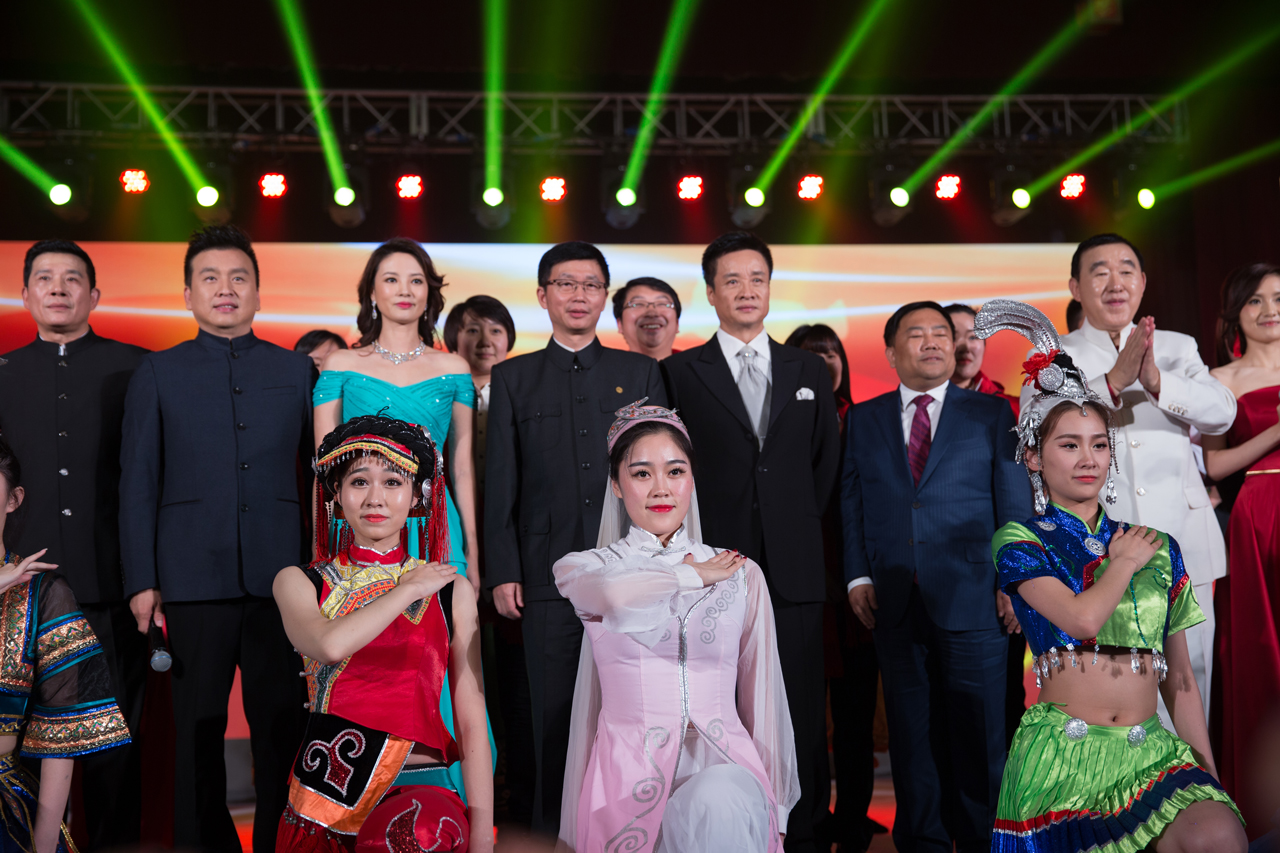 著名导演罗伟应邀担任晚会总导演.