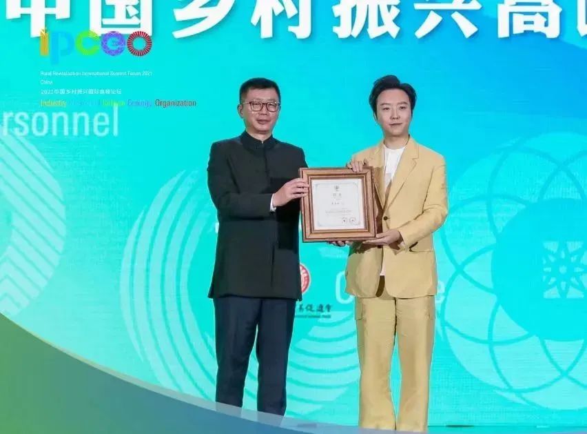 中国一乡一品公益形象大使李玉刚的跨界尝试与艺术共鸣，执导新片《云上的云》路演